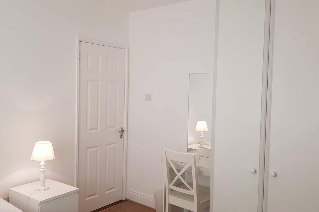 לוקאן 3 Bedroom 3 Bathroom House, Dublin מראה חיצוני תמונה